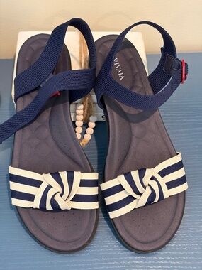Vivaia sandal